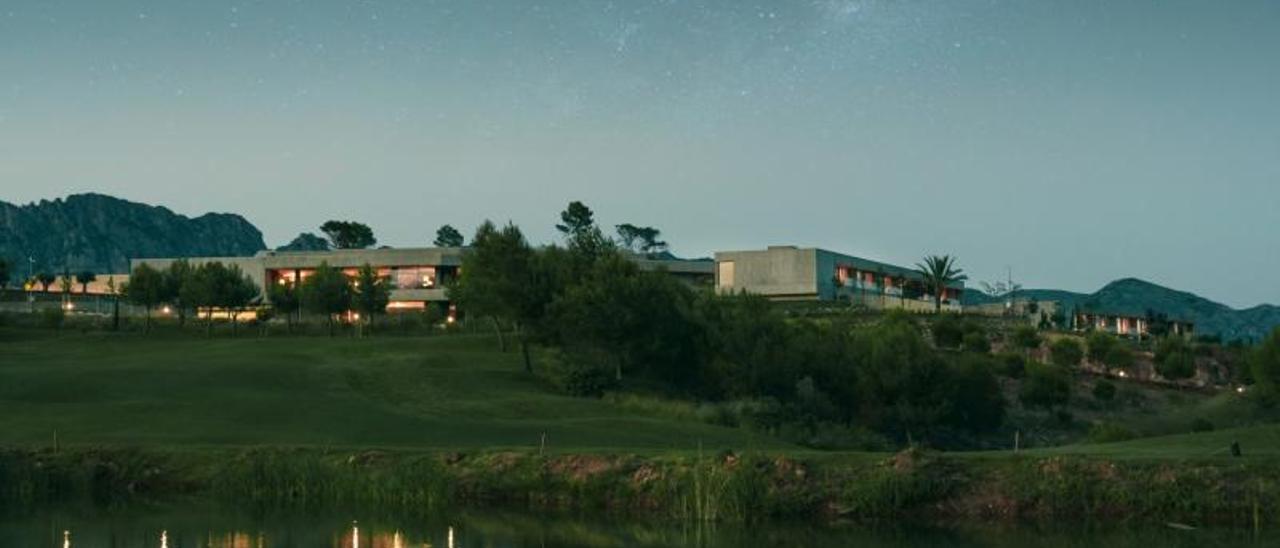 Una perspectiva del nuevo hotel del Galiana Golf Resort en una imagen tomada desde el campo de golf. | GALIANA GOLF RESORT