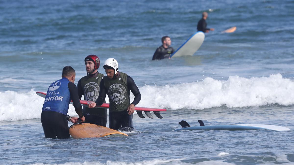 Pablo y Santi, a punto de surfear