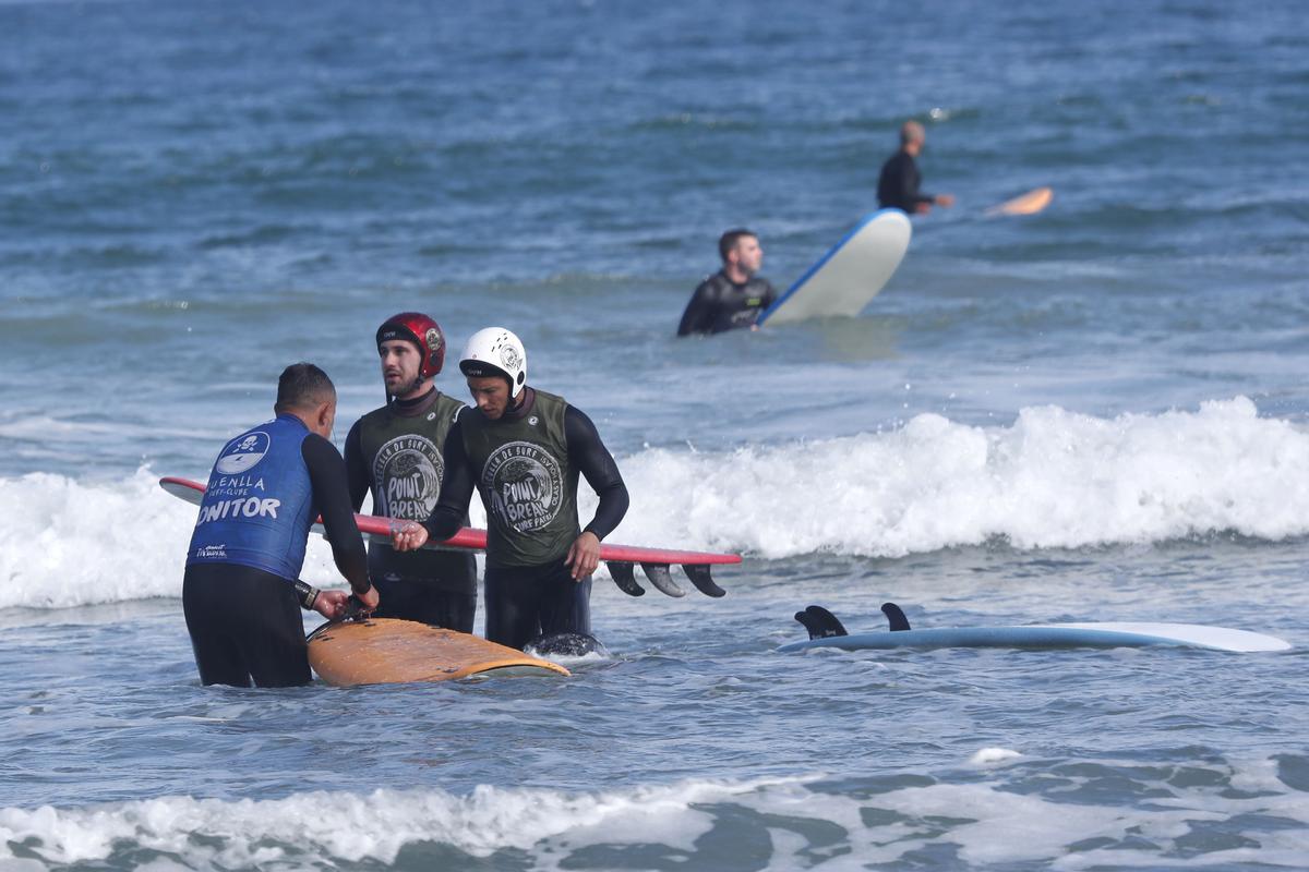 Pablo y Santi, a punto de surfear