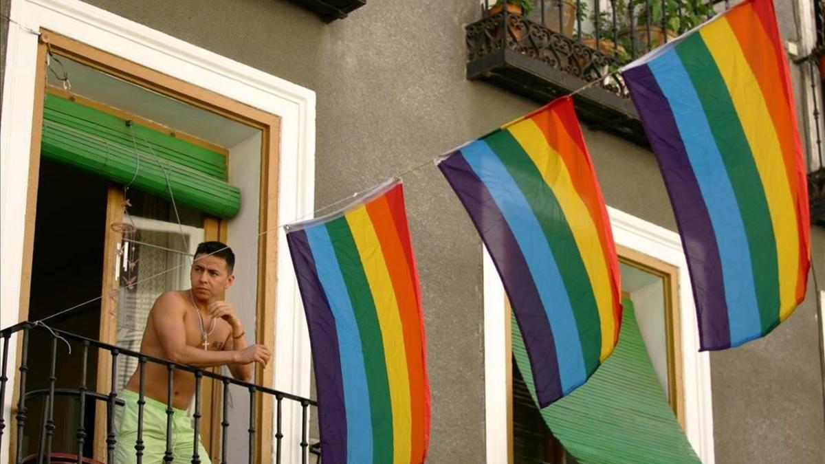 Un hombre sale al balcón, en el barrio de Chueca, en Madrid.