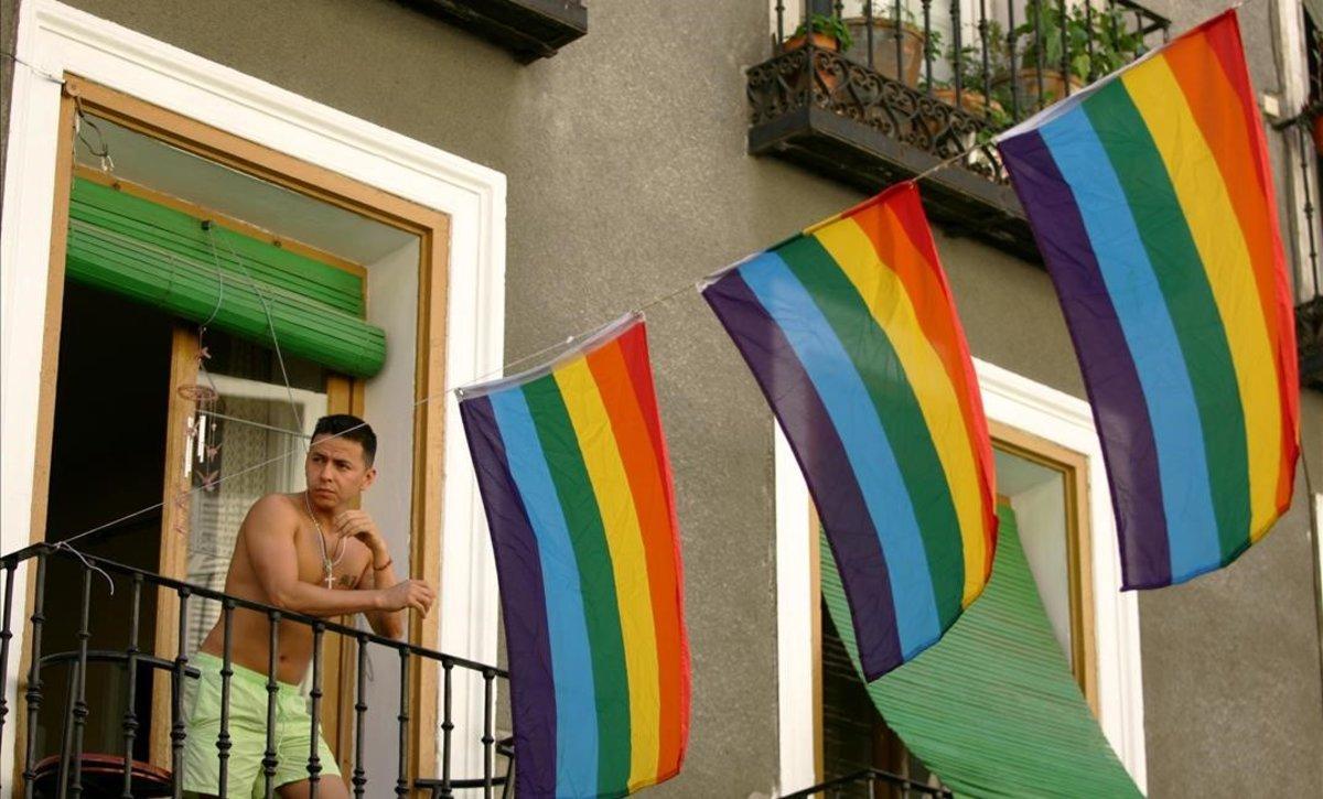 Un hombre sale al balcón, en el barrio de Chueca, en Madrid.