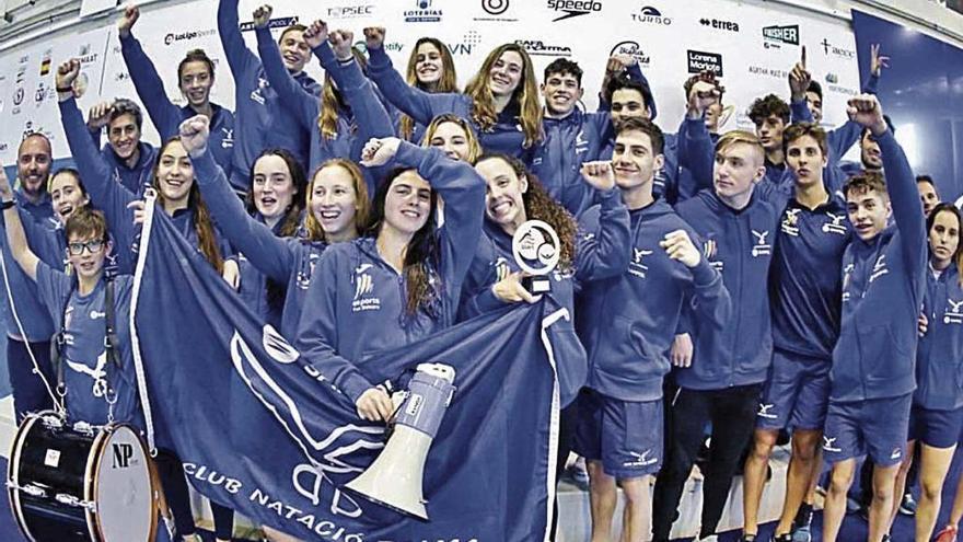 Los nadadores de los dos equipos del Club Natació Palma ayer en Gijón.