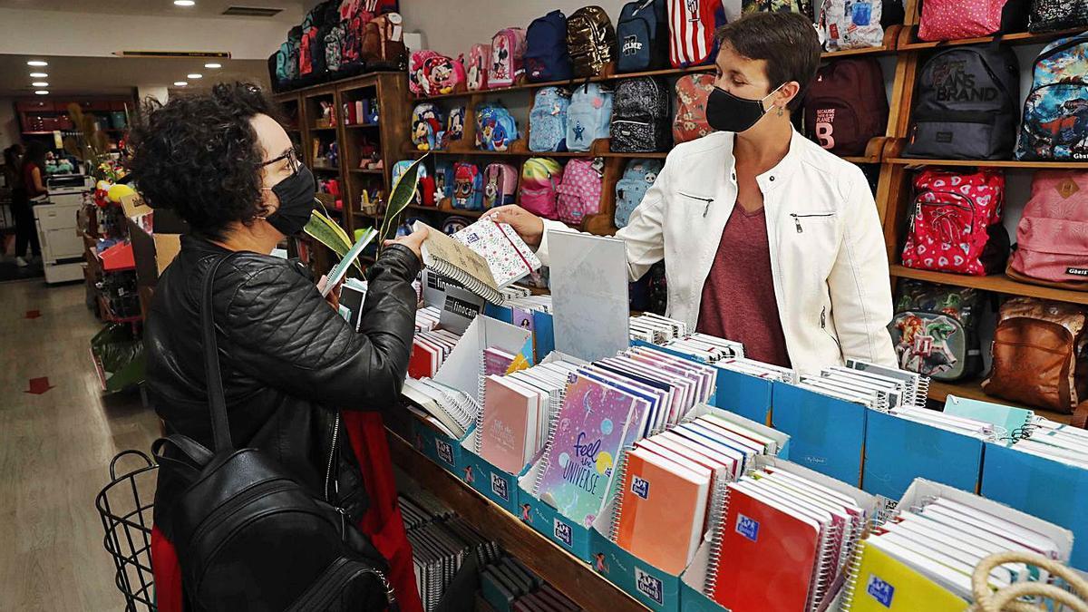 Una clienta en la tienda Carlín (calle Urzáiz) compra material escolar. | HUGO BARREIRO