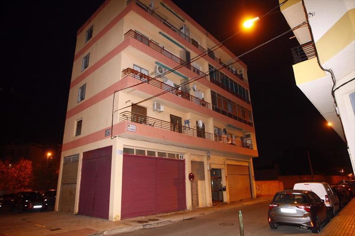 Hallado un cadáver embutido en una maleta en un piso de Oliver