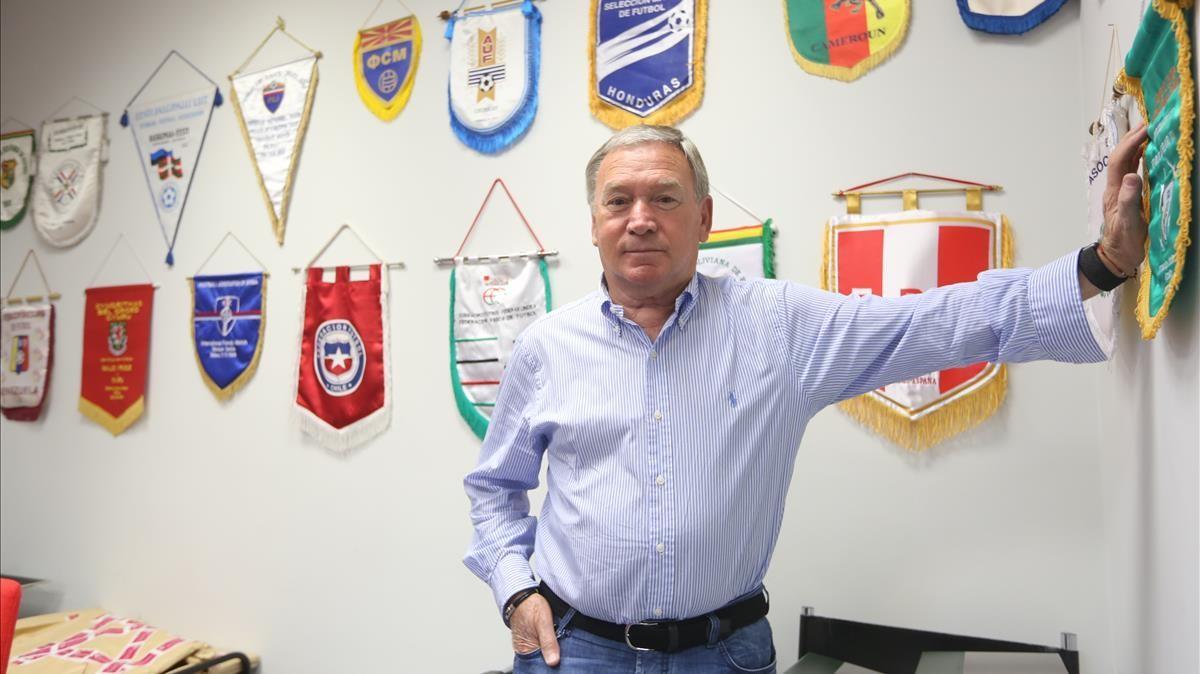 Clemente posa junto a unos banderines en la sede de la federación vasca de fútbol. 