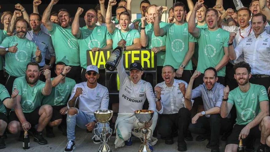 Valtteri Bottas celebra con su equipo su triunfo en el Autódromo de Sochi.