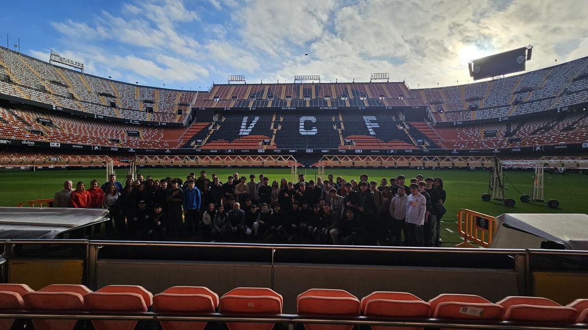 GIRA Jóvenes, el programa de capacitación y empleabilidad impulsado por Coca-Cola, arranca su XIV edición y da la bienvenida a más de 80 estudiantes de FP de la localidad en una sesión organizada en el Estadio  Mestalla de Valencia.