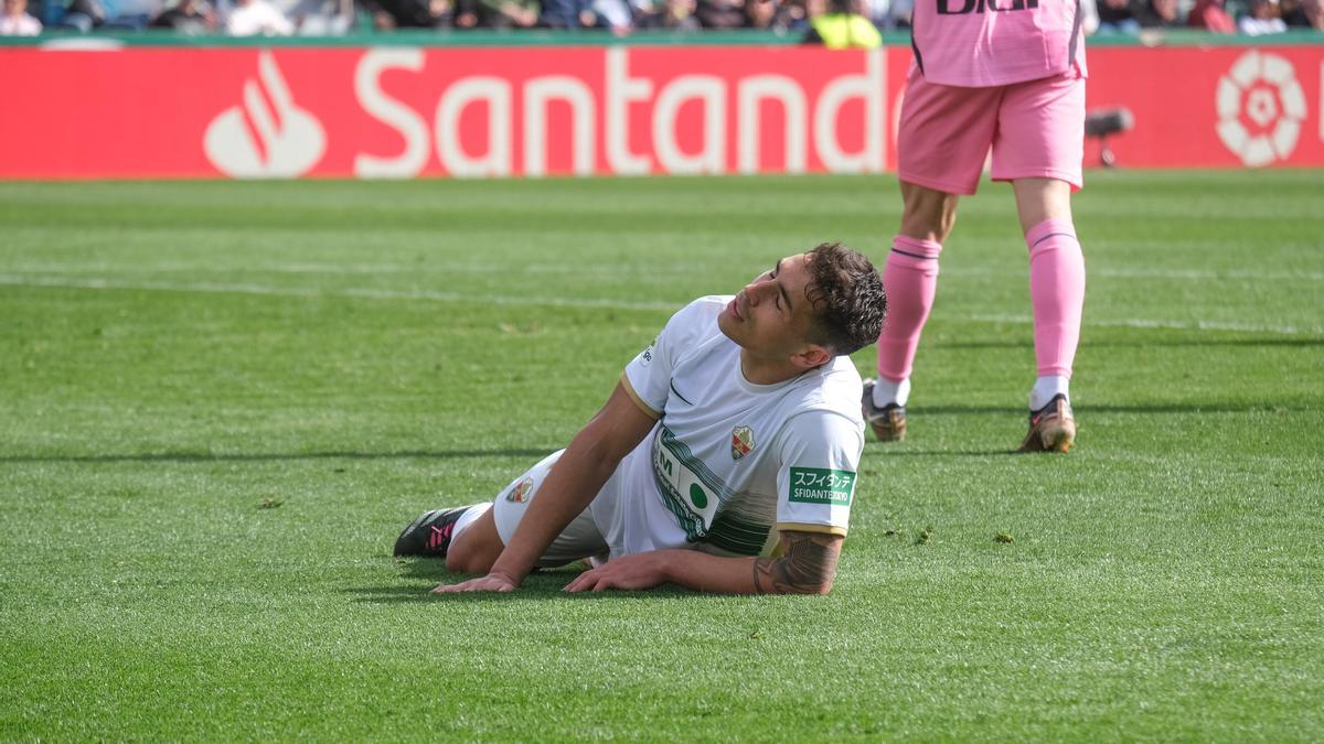 Eze Ponce se lamenta en el suelo tras desaprovechar una ocasión clara de gol.