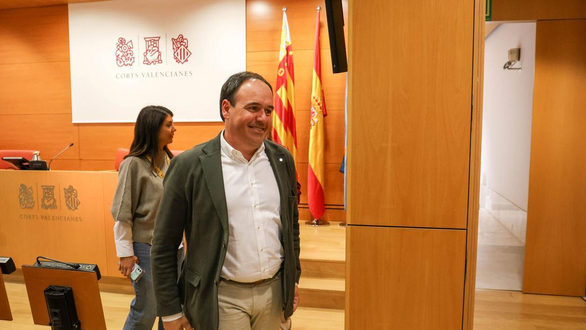 Juanfran Pérez Llorca sale de una rueda de prensa como síndic del PPCV.