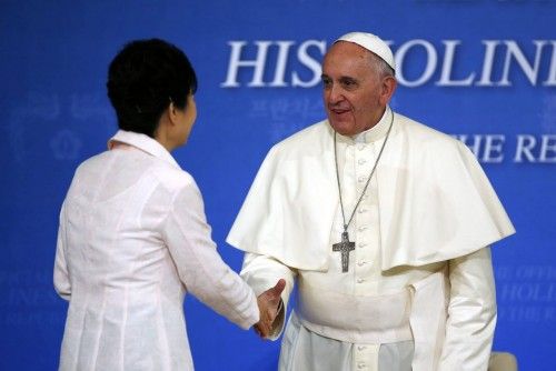 El Papa Francisco llega a Seúl en su primera visita a Asia