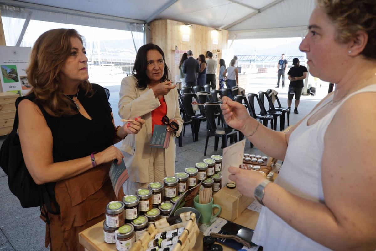 La directora general de Trabajo Autónomo y Economía Social de la Xunta, Marta Mariño junto con Ana Ortiz, la delegada territorial de la Xunta de Galicia en Vigo en su visita en el espacio comercial ES-Factory Pop Up