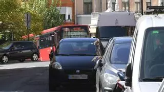 El coche gana peso al salir de la ciudad: Abegondo roza el turismo por adulto y supera en un 75% la tasa de A Coruña