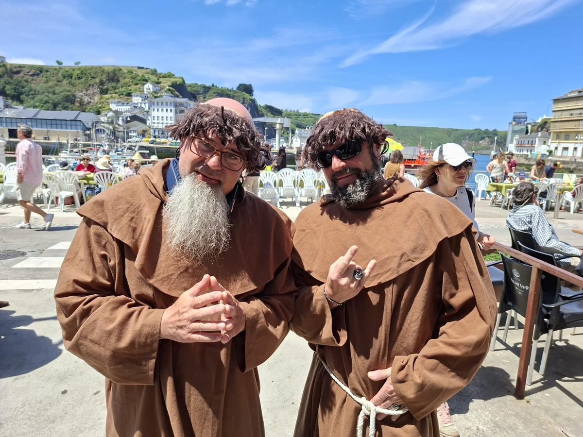 En imágenes: el muelle de Luarca es un hervidero para celebrar su comida en la calle