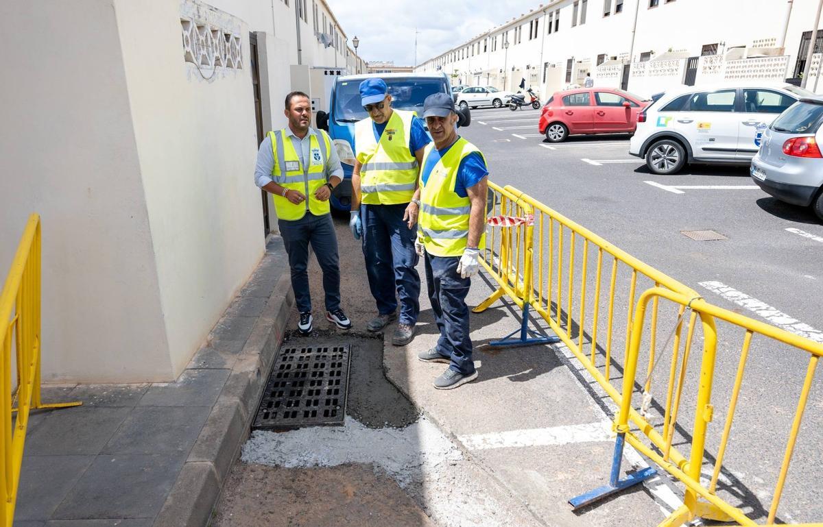 El alcalde de Arrecife, Yonathan de León, visita los trabajos que ejecuta el Ayuntamiento en Argana Alta para mejorar la red de pluviales
