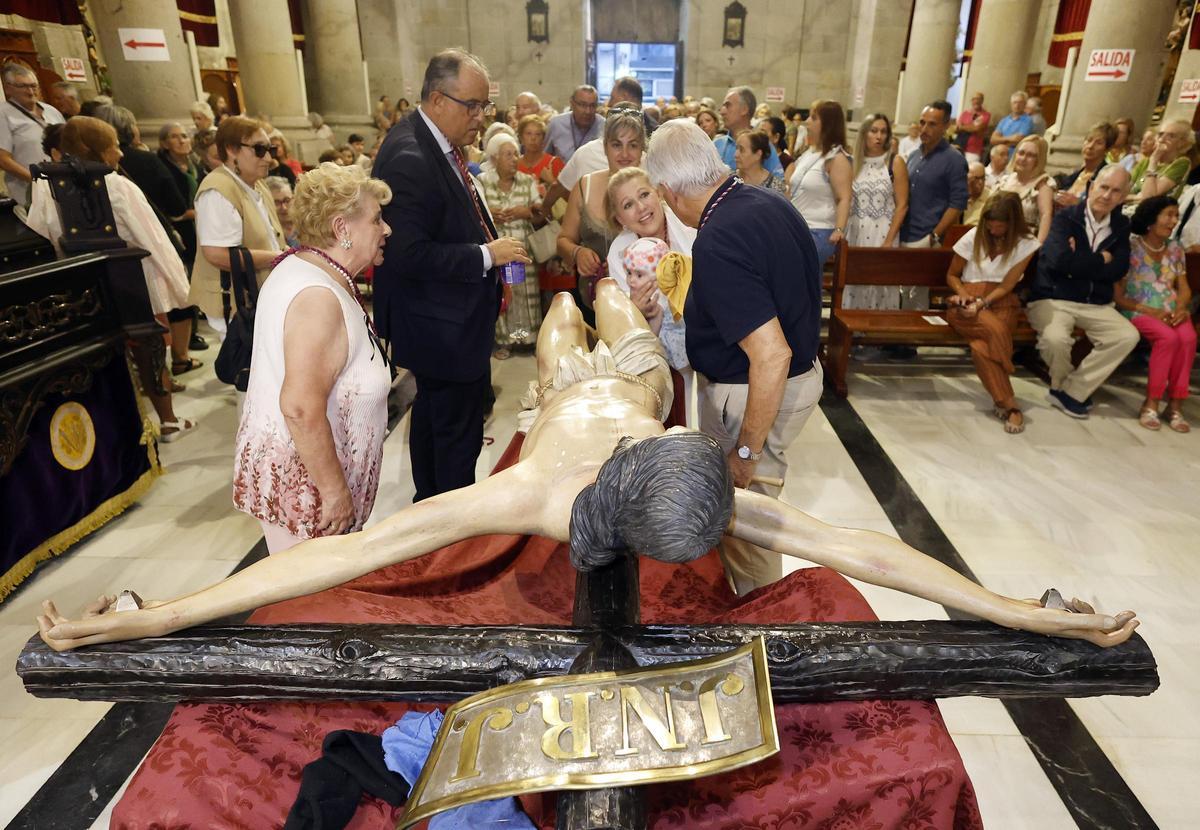 Emotivo descendimiento del Cristo de la Victoria