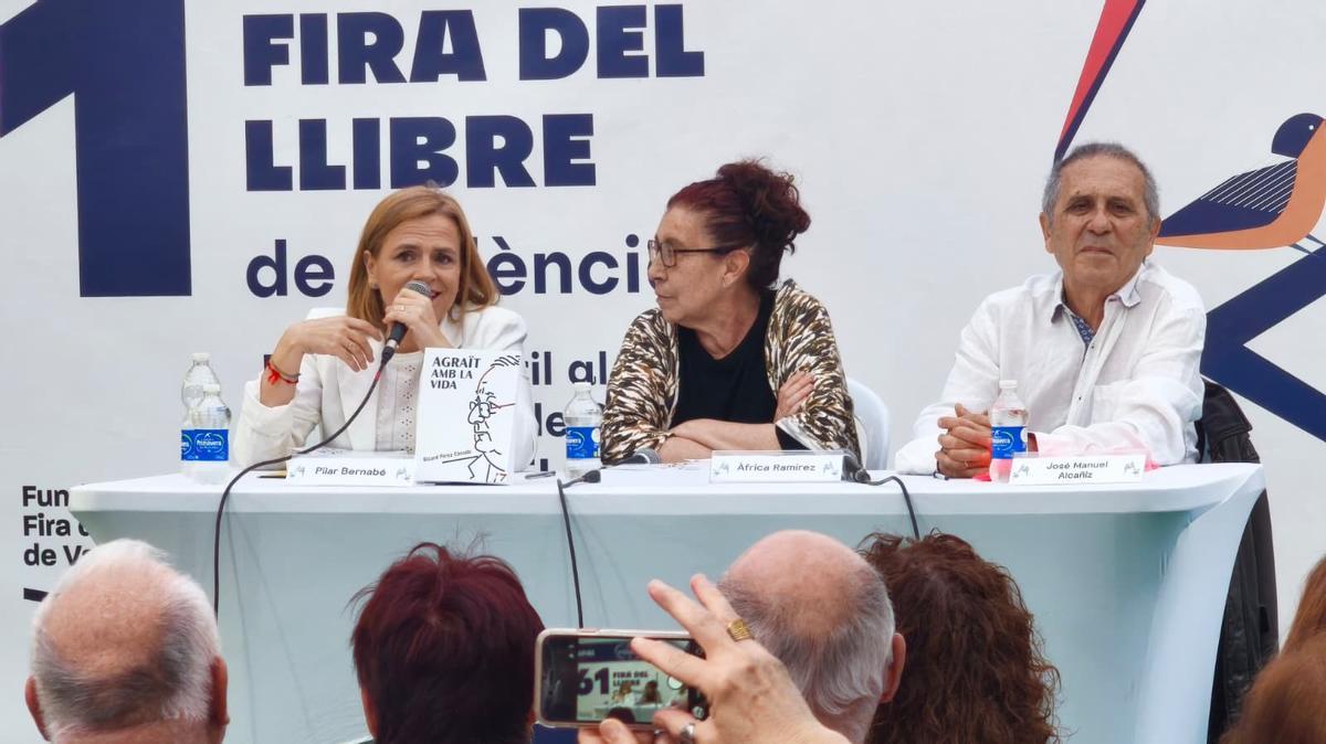Pilar Bernabé presenta 'Agraït amb la vida' de Ricard Pérez Casado en la Fira del Llibre de València