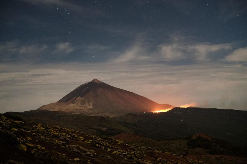 El incendio en el Teide sigue de noche