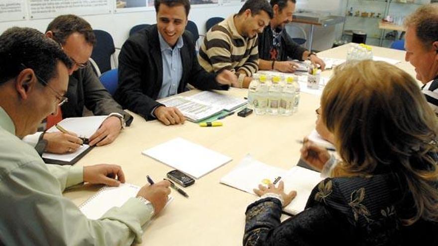 Reunión, ayer, de la  comisión especial de Guaguas Municipales.