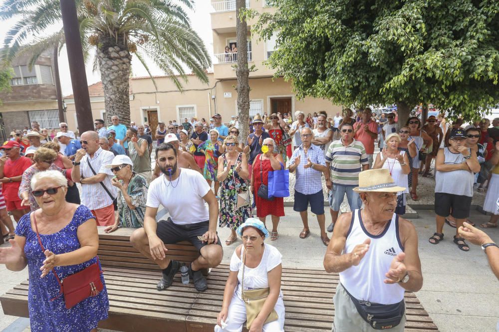 Protesta vecinos de La Mata para exigir mejoras.