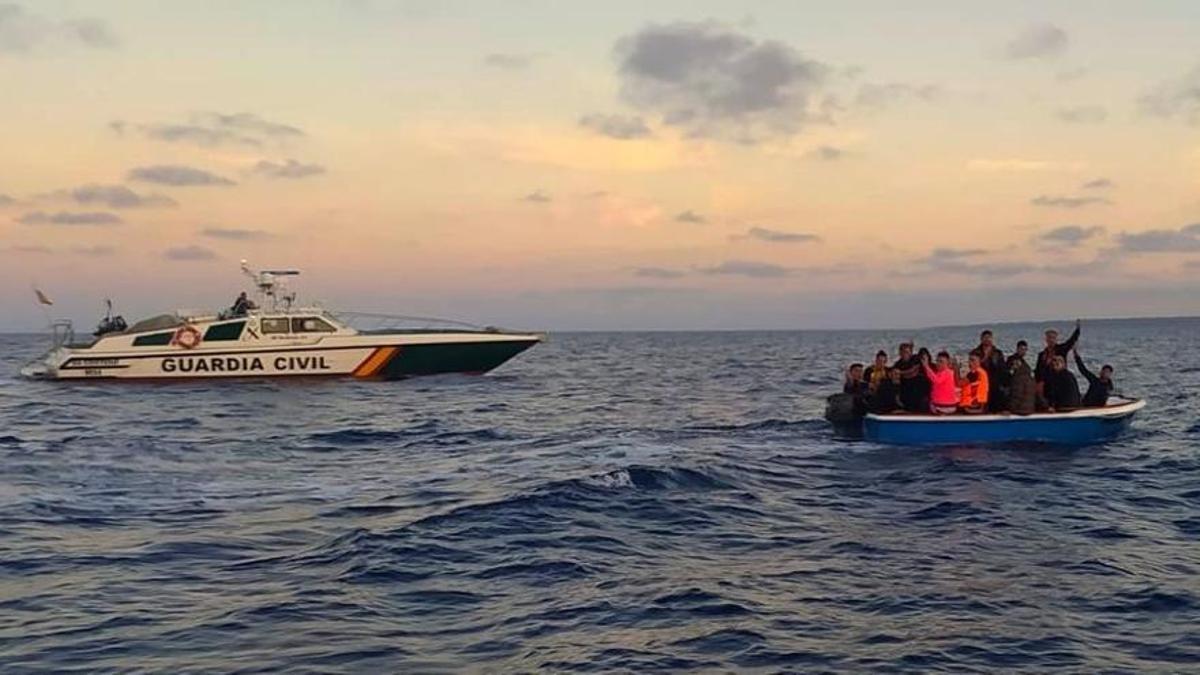 Un barco de la Guardia Civil interceptando una patera.