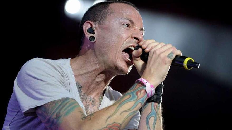 El cantante Chester Bennington, durante una actuación en mayo de 2012.