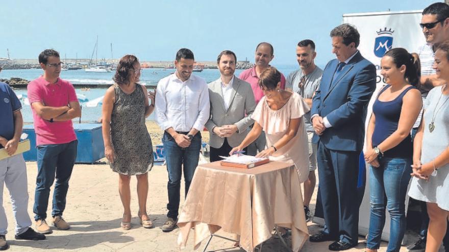 La alcaldesa de Mogán, Onalia Bueno, firma el acta de replanteo de las obras de mejora de La Lajilla.