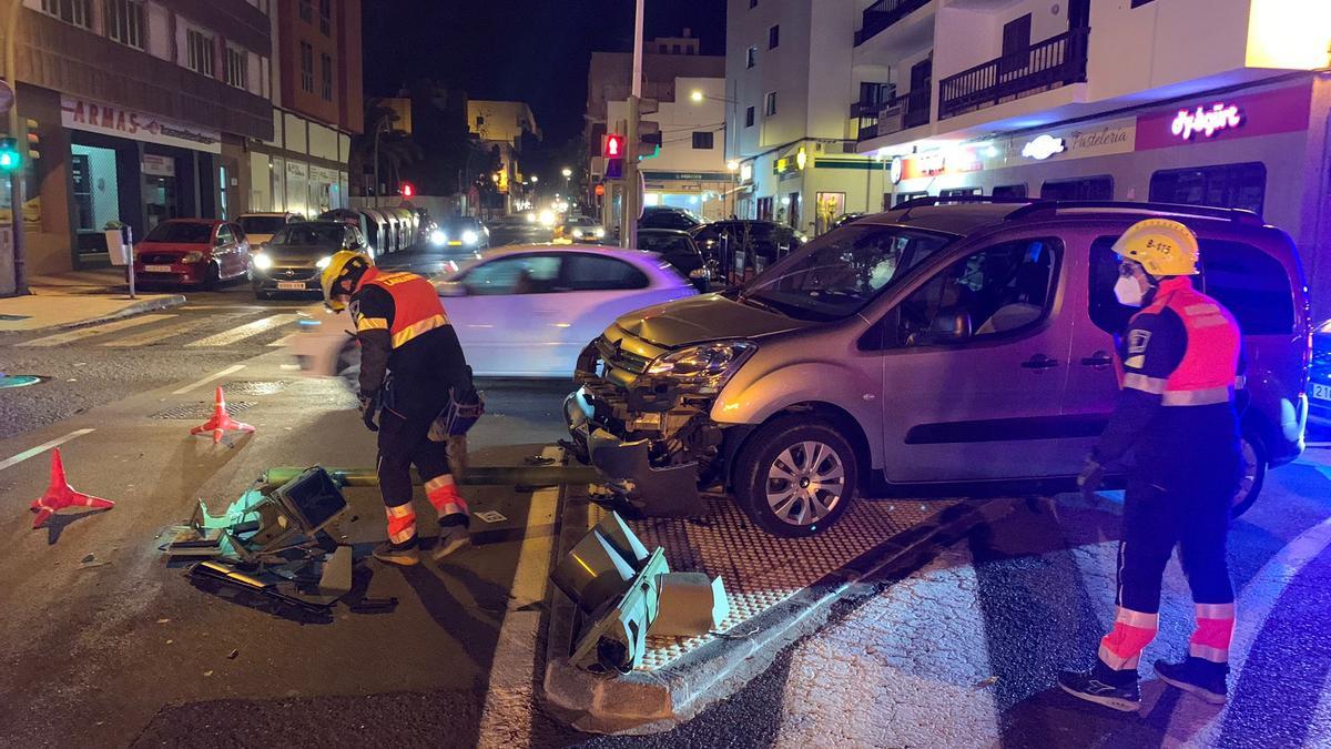 El semáforo en el suelo, en la noche del viernes, tras el impacto del vehículo en la calle Manolo Millares de Arrecife.