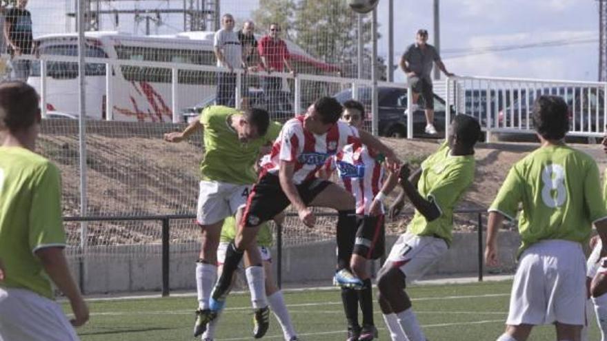 Diego Tejedor, autor del gol zamorano, intenta rematar rodeado de defensas un saque de esquina en el duelo de ayer ante Unión Adarve.