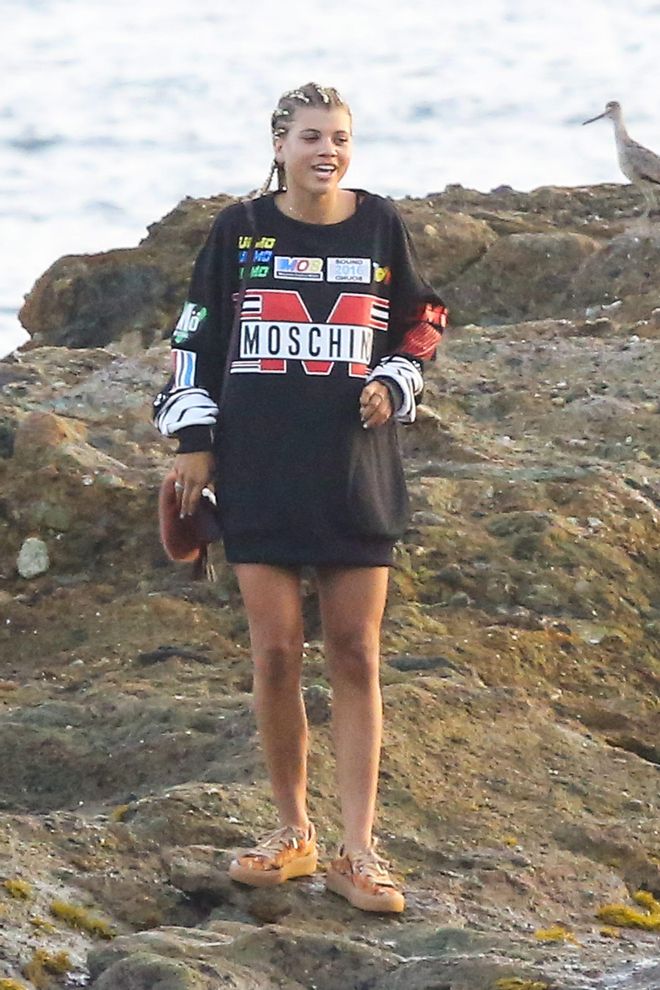 Sofia Richie con sudadera de Moschino