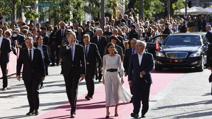 La reina Letizia repite un vestido de Emporio Armani en los Jaume I