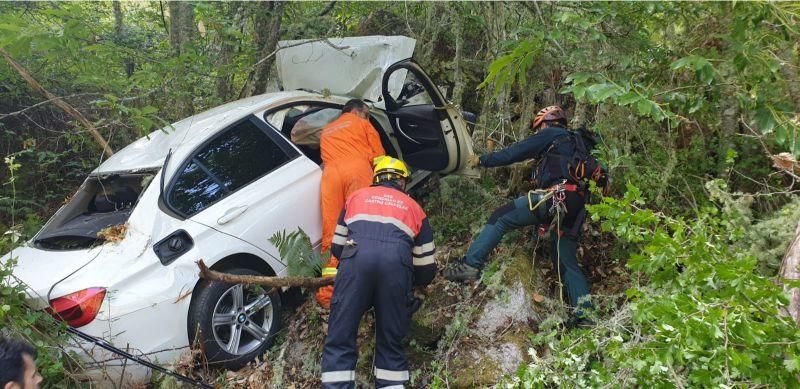 Evacúan a una mujer tras caer su vehículo por un desnivel en Ourense. // G. C.