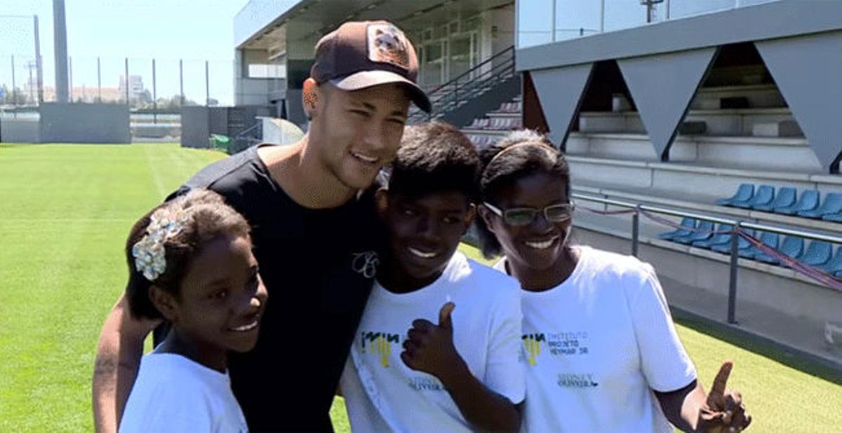 Neymar recibe a niños de su fundación