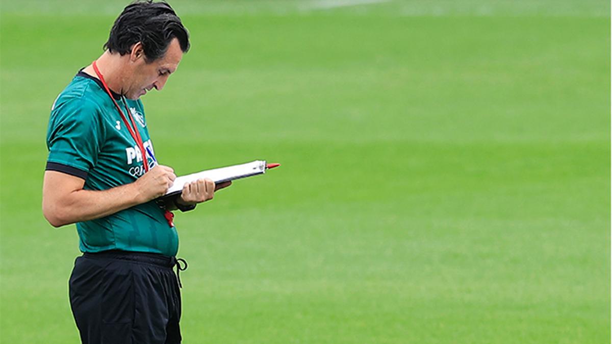 Emery, tomando apuntes durante un entreno