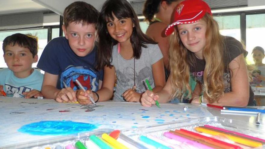 Por la izquierda, Rodrigo González, David Sastre, Mireia López y Paula Coto, ayer, pintando un mural sobre el fondo marino.