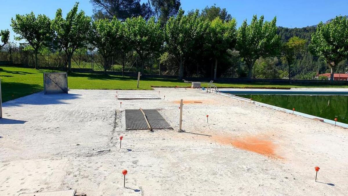 Castellbell renova el paviment de les piscines | AJUNTAMENT DE CASTELLBELL