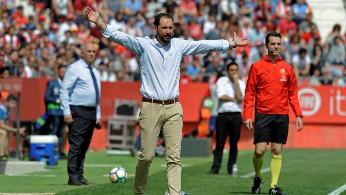 Machín, el técnico del Girona, da instrucciones a sus jugadores en el duelo contra el Espanyol.