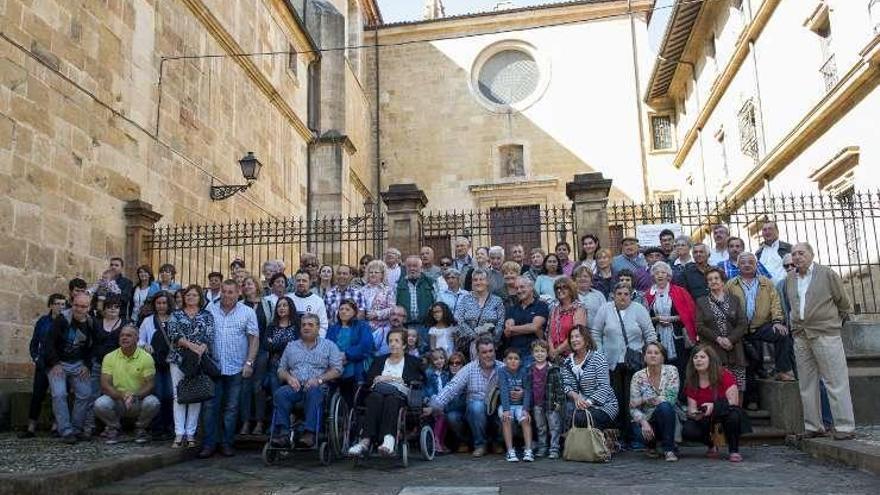 Vecinos de Grandas, ayer, ante el monasterio de las Pelayas, en Oviedo.