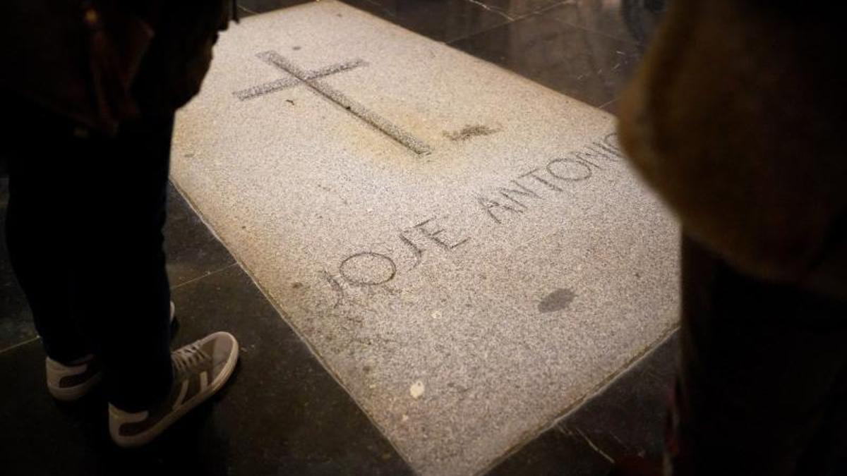 Tumba de José Antonio Primo de Rivera en la basílica del Valle de los Caídos.