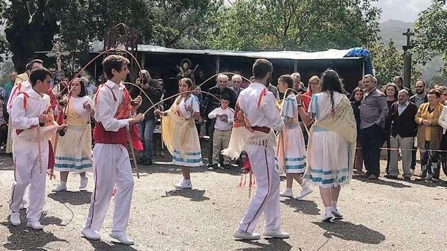 Un momento de la interpretación de la antigua Danza Celta o Danza de Anceu. // FdV