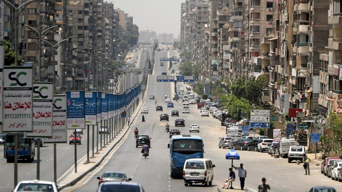 Coches en una calle en Nasr City, suburbio de El Cairo, Egipto Coches en una calle en Nasr City, suburbio de El Cairo, Egipto