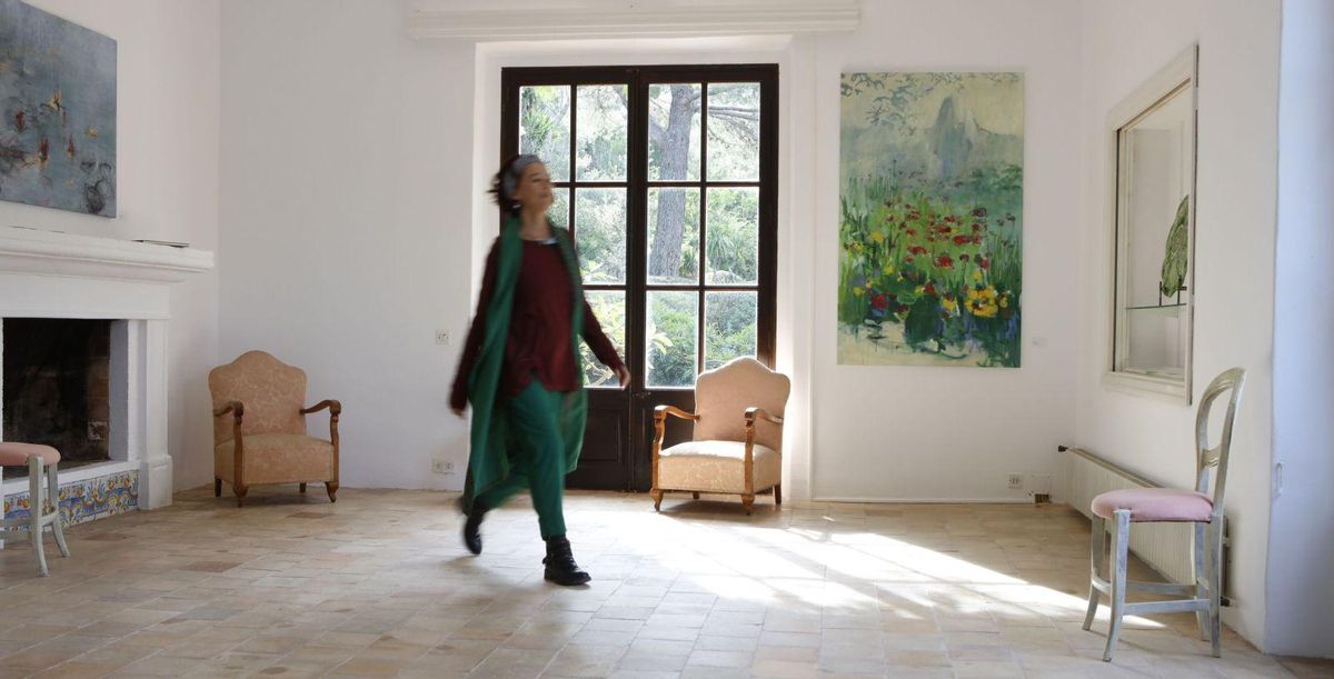 l Sie haben die Ausstellung organisiert: Evelyn Tewes (Mi.) und die Künstlerinnen Cris Pink (li.) und Connie Mildner. | FOTO: NELE BENDGENS