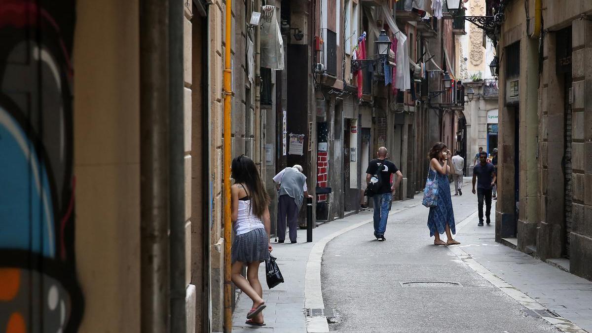 Las calles del Raval vuelven a sufrir el impacto cotidiano del narcotráfico.