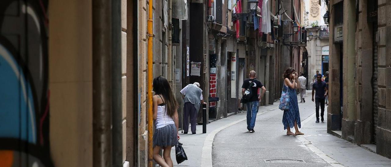 Las calles del Raval vuelven a sufrir el impacto cotidiano del narcotráfico.