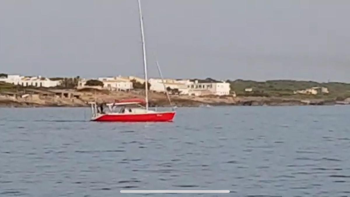 Velero desde el que han desembarcado en Formentera los ocho migrantes.