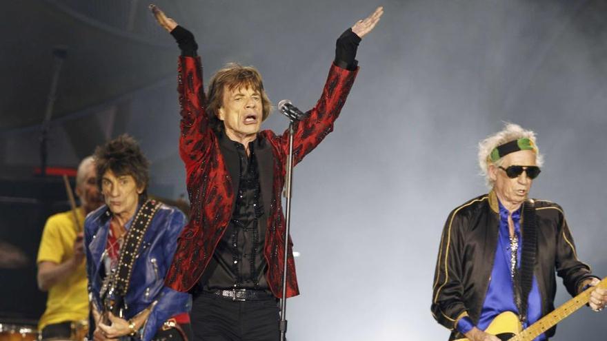 Mick Jagger, junto a Keith Richards -derecha- y Ron Wood, con Watts a la batería, durante el concierto ofrecido ayer en el Santiago Bernabeu, en Madrid.