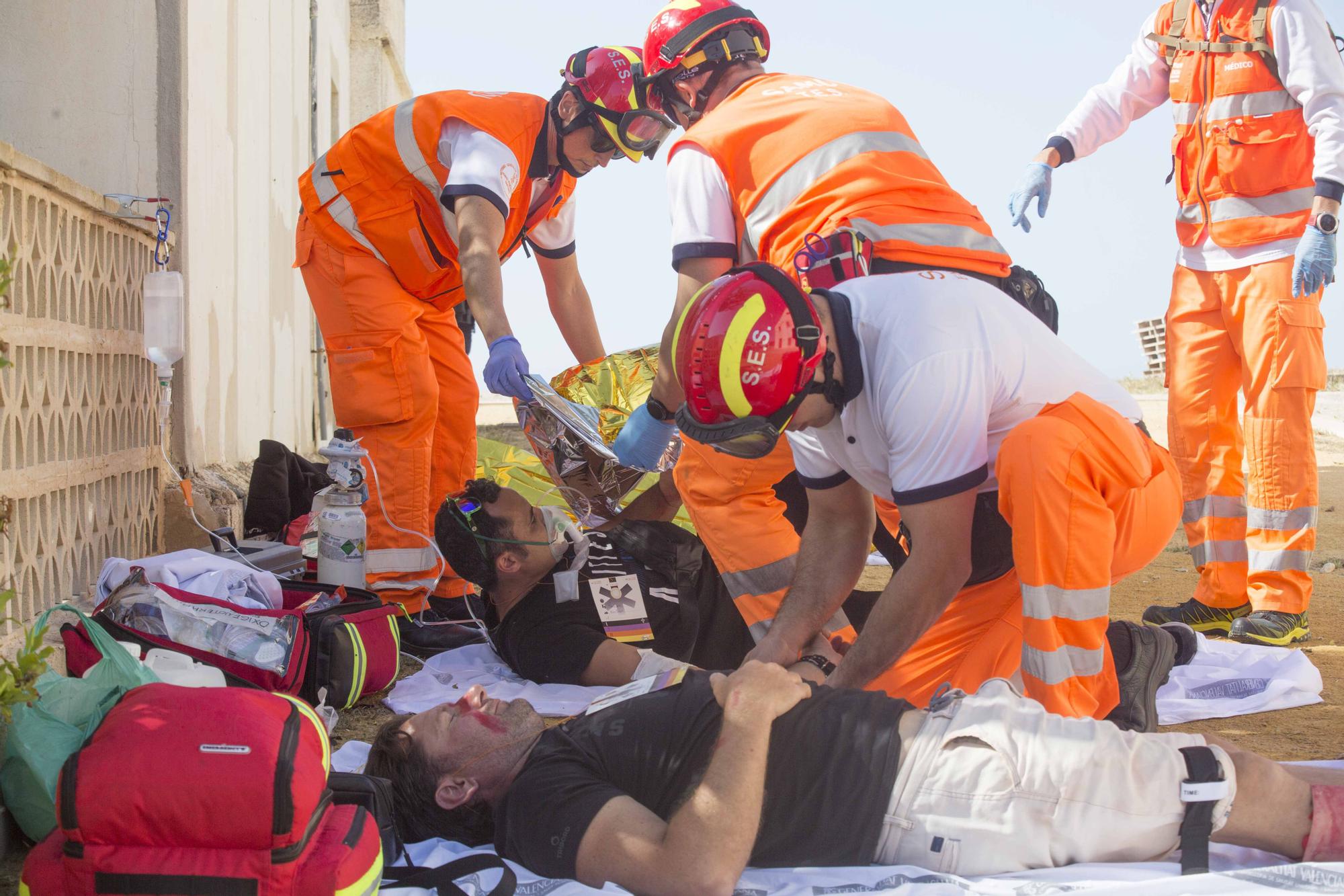 El GAR de la Guardia Civil y el Servicio de Prevención y Extinción de Incendios de los Bomberos de Alicante protagonizan en Tabarca un llamativo simulacro de emergencia