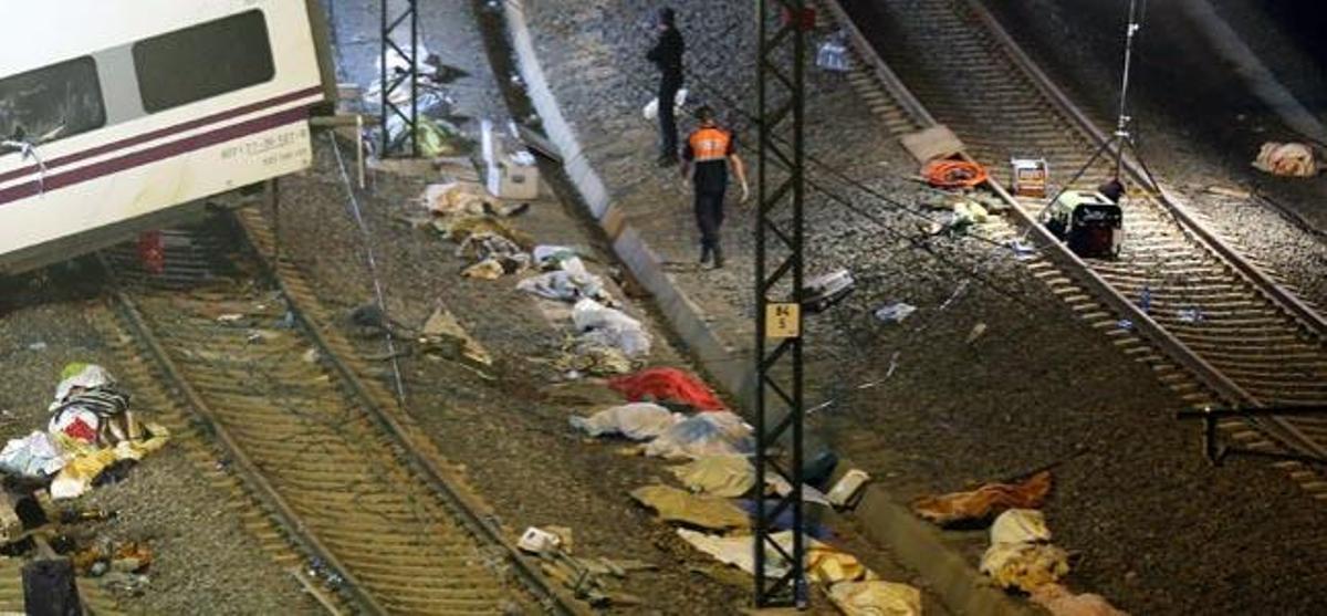 Más de 60 muertos y un centenar de heridos al descarrilar un tren en Santiago