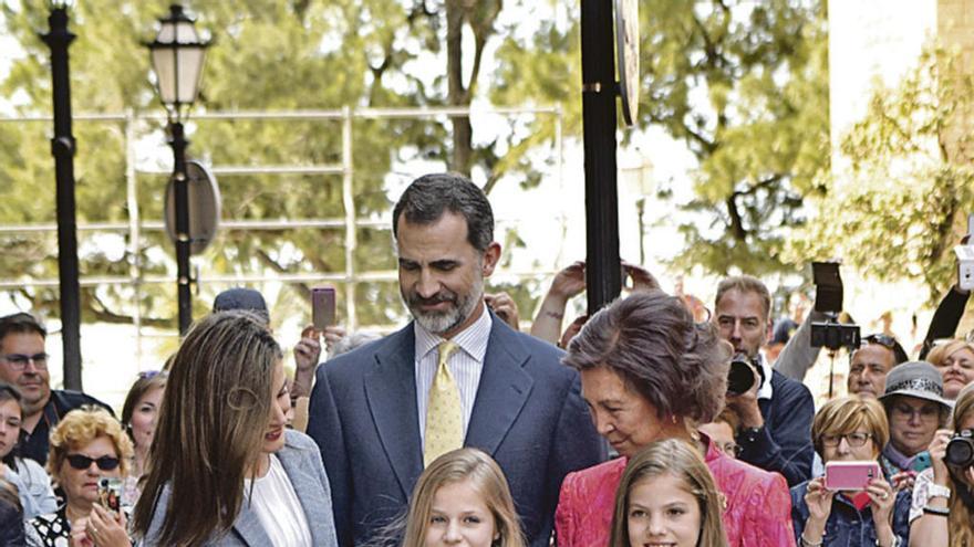 Los Reyes y Doña Sofía, con la princesa Leonor y la infanta Sofía (de rojo) en la misa de Pascua en Palma de Mallorca.  // Efe