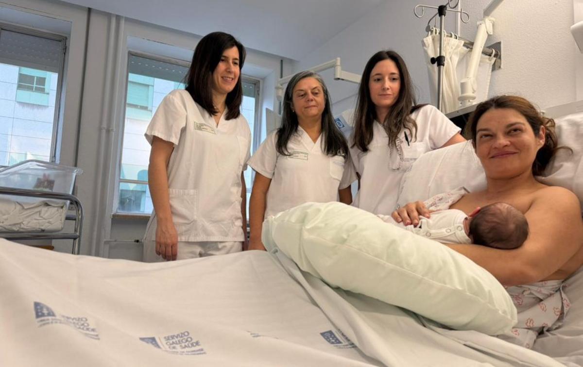 Una madre da el pecho a su bebé con una de las almohadas donadas. | CEDIDA