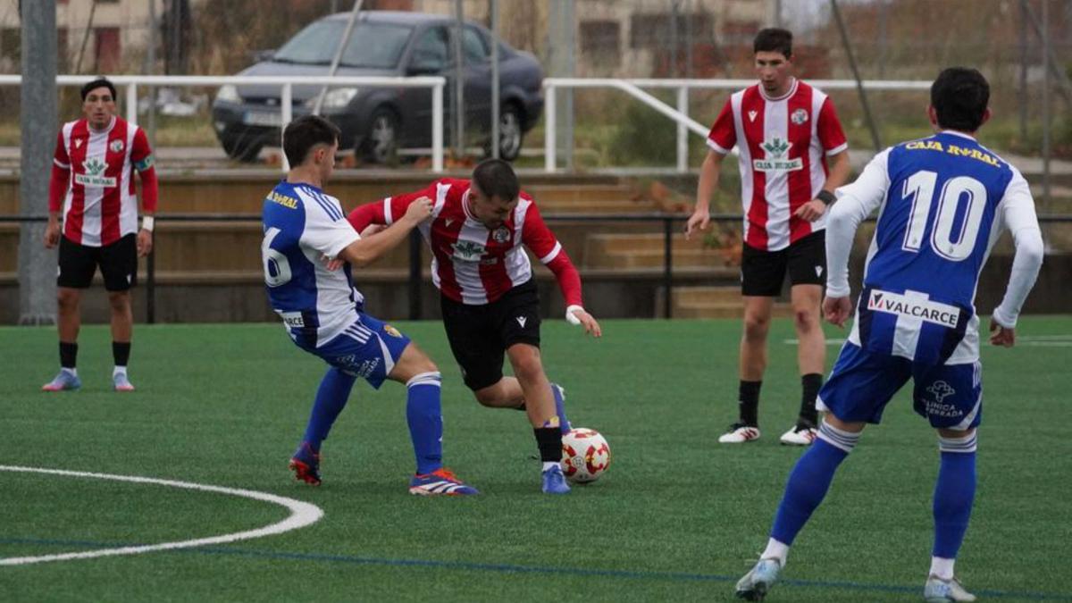 Un jugador del Zamora CF «B» trata de conservar el cuero. | JOSE LUIS FERNÁNDEZ